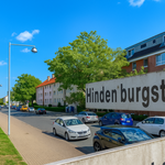 Das Foto zeigt die Hindenburgstraße in Langenhagen. Im Vordegrund ist das Strassenschild "Hindenburgstraße" zu sehen.