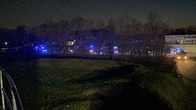 Feuerwehrfahrzeuge fahren im Dunkeln auf das BiKa-Gelände. 